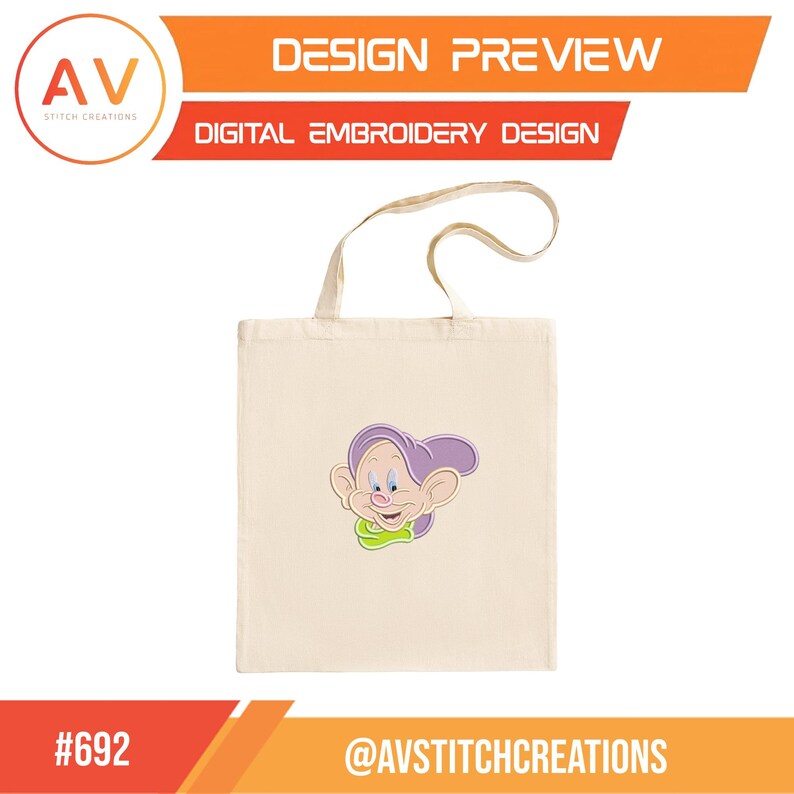 K&ouml;nnte beinhalten: Eine cremefarbene Tragetasche mit einem gestickten Bild von Dopey aus Schneewittchen. Die Tasche hat eine rechteckige Form und Griffe. Die Worte "DESIGN PREVIEW" und "DIGITAL EMBROIDERY DESIGN" sind oben aufgedruckt. Die Tasche ist hellbeige.