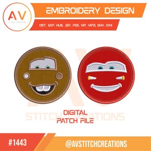 Op de afbeelding: Een digitaal borduurontwerpbestand met twee ronde patches met cartoon-autogezichten. De ene patch is bruin met voortanden en de andere is rood met een brede glimlach. De tekst bevat EMBROIDERY DESIGN, bestandsformaten DST, EXP, HUS, JEF, PES, VIP, VIP3, SHV, XXX, DIGITAL PATCH FILE, #1443 en @AVSTITCHCREATIONS.