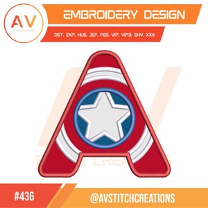 Può includere: Un disegno di ricamo con la lettera "A" in rosso, bianco e blu, con un emblema a stella. Il design include il testo "EMBROIDERY DESIGN" e il logo di "AV STITCH CREATIONS". Il design è etichettato con il numero "#436" e l'handle dei social media "@AVSTITCHCREATIONS".