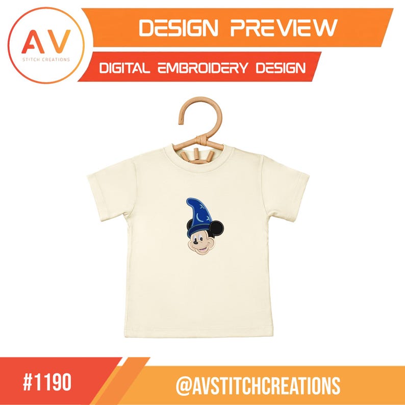 Op de afbeelding: Cr&egrave;mekleurig T-shirt met een Mickey Mouse-ontwerp met een blauwe tovenaarsmuts. Het shirt wordt op een houten hanger getoond. De bovenkant van de afbeelding luidt "DESIGN PREVIEW" en "DIGITAL EMBROIDERY DESIGN". De onderkant van de afbeelding luidt "#1190" en "@AVSTITCHCREATIONS".