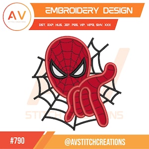 Könnte beinhalten: Rotes und schwarzes Spider-Man-Stickdesign. Das Design zeigt Spider-Mans Kopf und Hand, mit einem Spinnennetz-Hintergrund. Der Text "EMBROIDERY DESIGN" steht oben, und "#790" und "@AVSTITCHCREATIONS" unten.