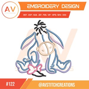 Puede incluir: Un diseño de bordado que presenta un bebé estilizado con un lazo. El diseño incluye el texto "EMBROIDERY DESIGN", "AV STITCH CREATIONS" y el número "#122". El diseño utiliza colores azul, rosa, negro y beige.