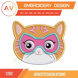 Könnte beinhalten: Ein Stickdesign mit einer Cartoon-Katze mit Superheldenmaske. Die Katze ist orange mit rosa und blauen Akzenten. Das Design enthält den Text "EMBROIDERY DESIGN" und "AV STITCH CREATIONS". Außerdem die Nummer "1262" und "@AVSTITCHCREATIONS".