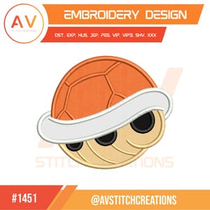 Op de afbeelding: Een borduurontwerp met een gestileerd oranje schildpadschild met een witte rand en drie zwarte cirkelvormige accenten. De tekst luidt EMBROIDERY DESIGN, DST, EXP, HUS, JEF, PES, VIP, VIP3, SHV, XXX, #1451 en AVSTITCHCREATIONS.