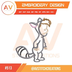 Puede incluir: Un diseño de bordado con un personaje de mapache de dibujos animados en gris y marrón. El diseño incluye el texto "EMBROIDERY DESIGN" y el logotipo "AV STITCH CREATIONS". El diseño está etiquetado con el número "#513" y el nombre de usuario "@AVSTITCHCREATIONS".
