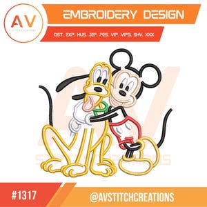 Puede incluir: Un diseño de bordado que muestra a un perro amarillo con collar verde y un ratón de orejas negras con pantalones cortos rojos abrazándose. El texto dice EMBROIDERY DESIGN, DST, EXP, HUS, JEF, PES, VIP, VIP3, SHV, XXX, #1317 y @AVSTITCHCREATIONS.