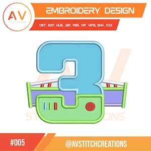 Pode incluir: Um design de bordado com o número 3 em azul claro, delineado em azul mais escuro. O design inclui detalhes verdes e roxos, com detalhes vermelhos. O texto "EMBROIDERY DESIGN" está no topo.