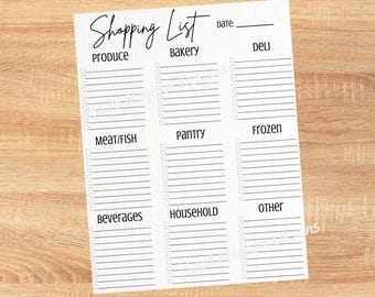 Peut inclure: Une liste de courses imprimable avec des catégories pour les produits frais, la boulangerie, la charcuterie, la viande/poisson, le garde-manger, le surgelé, les boissons, la maison et autres. La liste comporte des cases à cocher pour chaque article.