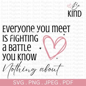 以下が含まれることがあります： 「Be Kind」の文字と、戦いについての引用句が書かれたデジタルデザイン。ピンクのハートと星が含まれています。デザインは、SVG、PNG、JPEG、PDFのファイル形式を提供しています。背景には、デザイナーの名前が繰り返されるパターンがあります。