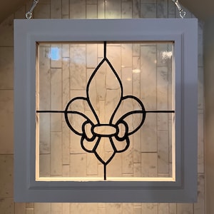 Panel de vitrales con flor de lis en marco de madera maciza