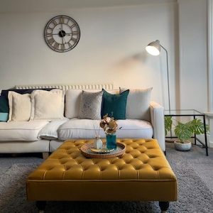 Gloednieuwe mosterd pluche fluwelen voetenbank/salontafel, op bestelling gemaakt