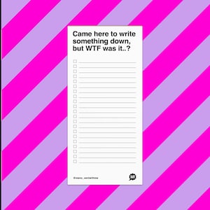 Pode incluir: Um bloco de notas branco com o texto "Came here to write something down, but WTF was it..?" num fundo de riscas diagonais cor-de-rosa e roxas. O bloco de notas tem uma lista de caixas de verificação e o identificador @meno_ventwithme.