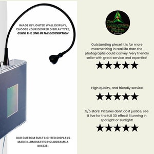 Puede incluir: Un expositor iluminado personalizado para mostrar hologramas. El expositor est&aacute; hecho de acr&iacute;lico transparente y tiene un marco negro. El expositor est&aacute; iluminado por una luz LED flexible de cuello de cisne negro. El expositor est&aacute; montado en una pared blanca. El texto "The Hologram Place" es visible en la imagen. El texto "&iexcl;Una pieza excepcional! Es mucho m&aacute;s fascinante en la vida real que en las fotograf&iacute;as. &iexcl;Un vendedor muy amable con un excelente servicio y experiencia!" es visible en la imagen. El texto "Alta calidad y servicio amable" es visible en la imagen. El texto "&iexcl;5/5 estrellas! Las fotos no le hacen justicia, &iexcl;v&eacute;alo en vivo para el efecto 3D completo! &iexcl;Impresionante en el foco o la luz del sol!" es visible en la imagen. El texto "&iexcl;NUESTROS EXPOSITORES ILUMINADOS PERSONALIZADOS HACEN QUE ILUMINAR HOLOGRAMAS SEA UNA BRISA!" es visible en la imagen.