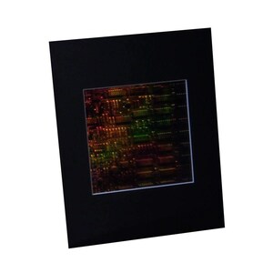Puede incluir: Una imagen enmarcada de una placa de circuito con un acabado iridiscente de colores. La placa est&aacute; iluminada desde atr&aacute;s, creando un efecto brillante. Los colores son principalmente rojo, verde y amarillo.