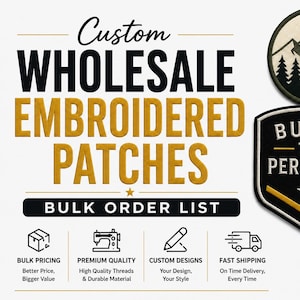 Puede incluir: Parches bordados personalizados con varios diseños que incluyen paisajes de montaña, escenas de bosque y texto como BUILT TO PERFORM, QUALITY X MATTERS y EXPLORE MORE. La imagen presenta el texto en negrita CUSTOM WHOLESALE EMBROIDERED PATCHES.