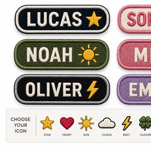 Peut inclure: Six écussons rectangulaires brodés aux coins arrondis, affichant les prénoms Lucas, Sophie, Noah, Mia, Oliver et Emma en texte blanc ou rose, accompagnés d'icônes comme une étoile, un cœur, un soleil, un nuage, un éclair et une fleur.