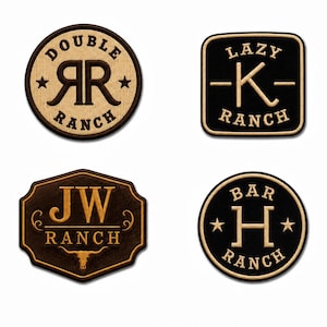 Peut inclure: Quatre écussons brodés présentant des motifs de marques de ranch. En haut à gauche, un écusson circulaire beige avec le texte Double RR Ranch. En haut à droite, un écusson carré noir avec le texte Lazy K Ranch. En bas à gauche, un écusson hexagonal marron foncé avec le texte JW Ranch. En bas à droite, un écusson circulaire noir avec le texte Bar H Ranch.