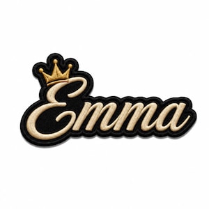 Pode incluir: Um emblema bordado com o nome Emma em uma fonte cursiva de cor creme com contorno preto. Uma pequena coroa dourada está posicionada sobre a letra E. O design completo está sobre um fundo preto com uma borda espessa e costurada.