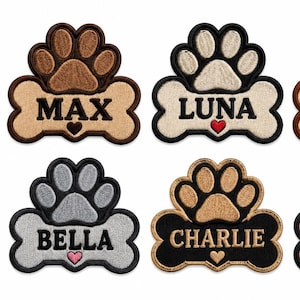 Puede incluir: Seis parches bordados con forma de huella de perro sobre un hueso. Cada parche presenta un nombre: MAX, LUNA, ROCKY, BELLA, CHARLIE o MILA. Los parches vienen en varios colores, incluyendo marrón, crema, gris, negro y rosa con pequeños corazones.