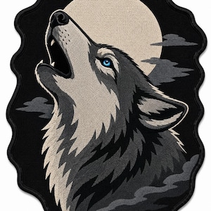 Puede incluir: Un parche bordado que muestra a un lobo aullando a una luna grande y pálida sobre un fondo negro. El lobo tiene pelaje gris y blanco con un ojo azul penetrante. El parche tiene un borde negro festoneado y nubes de color gris oscuro.