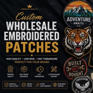 Op de afbeelding: Een verzameling geborduurde patches met diverse ontwerpen, waaronder een tijgerkop, bergen, een motorfiets en teksten zoals "Adventure Awaits", "Ride Free", "Good Vibes", "Built Not Bought" en "Freedom Is A Lifestyle" op een zwarte achtergrond.