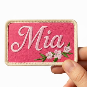 Personligt rosa namnmärke: Broderad blommig stryk-på eller sy-på