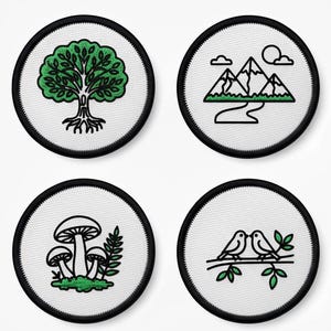 Peut inclure: Quatre écussons ronds brodés avec des motifs sur le thème de la nature. Les écussons présentent un arbre, des montagnes, des champignons et des oiseaux sur une branche, le tout avec des bordures noires et des accents verts. Les écussons sont sur fond blanc.