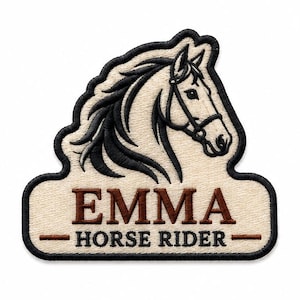 Könnte beinhalten: Ein gestickter Aufnäher mit einem cremefarbenen Pferdekopf mit schwarzer Mähne und Zaumzeug. Unter dem Pferd ist der Text EMMA in Braun gestickt, gefolgt von dem Text HORSE RIDER in Schwarz, alles eingefasst von einem schwarzen Stickrand.