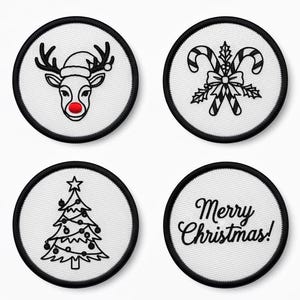 Può includere: Set di quattro toppe ricamate a tema natalizio. I disegni includono una renna con cappello da Babbo Natale, bastoncini di zucchero, un albero di Natale decorato e la scritta "Merry Christmas!". Ogni toppa è rotonda, con bordo nero e sfondo bianco.