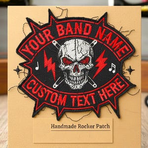 Può includere: Una toppa da rocker fatta a mano con un teschio con occhi rossi e bacchette incrociate. La toppa è nera e rossa con il testo "YOUR BAND NAME" e "CUSTOM TEXT HERE". Sono inclusi anche fulmini e note musicali.