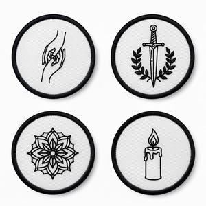 Può includere: Quattro toppe rotonde con bordi neri e sfondi bianchi. Le toppe presentano disegni a tratto nero di mani, una spada con una corona d'alloro, un mandala floreale e una candela accesa. Adatte per abbigliamento o accessori.