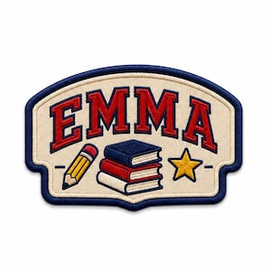 Puede incluir: Un parche bordado con fondo color crema y borde azul oscuro. El texto EMMA está bordado en rojo con un contorno azul oscuro. Debajo del nombre hay un lápiz amarillo, una pila de tres libros y una estrella amarilla de cinco puntas.