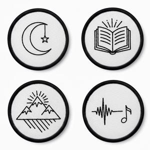 Pode incluir: Quatro patches redondos com bordas pretas e centros brancos. Os patches apresentam desenhos de linha preta: uma lua crescente com uma estrela, um livro aberto, uma cordilheira com um sol e uma onda sonora com uma nota musical.