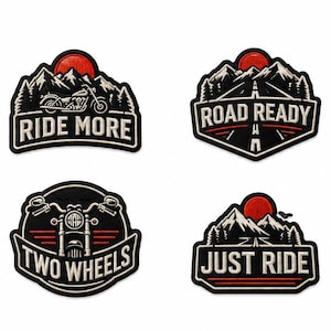 Könnte beinhalten: Vier bestickte Aufnäher mit schwarzen, weißen und roten Motiven. Die Aufnäher zeigen Berglandschaften, ein Motorrad und eine rote Sonne. Der Text umfasst RIDE MORE, ROAD READY, TWO WHEELS und JUST RIDE in fetten, weißen Großbuchstaben.