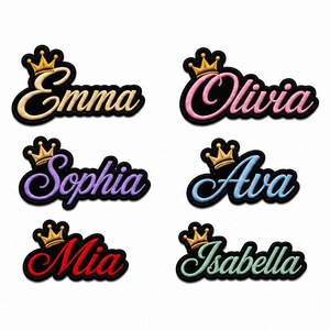 Puede incluir: Seis parches bordados con los nombres Emma, Olivia, Sophia, Ava, Mia e Isabella en letra cursiva. Cada nombre está delineado en negro, presenta un icono de corona dorada sobre la primera letra y muestra un color único: oro, rosa, morado, azul, rojo y verde claro.