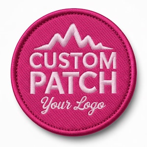 Könnte beinhalten: Ein runder, magenta-farbener, gestickter Aufnäher mit weißem Text und einem Bergmotiv. Der Text lautet "CUSTOM PATCH" über "Your Logo" in einer Schreibschrift. Der Aufnäher hat einen gestickten Rand.