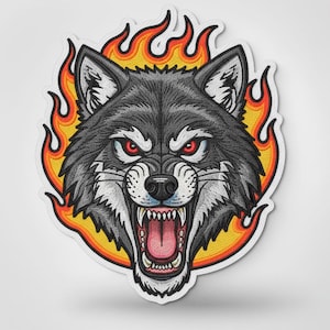 Puede incluir: Parche bordado con la cabeza de un lobo gruñendo con ojos rojos, rodeada de llamas naranjas y amarillas. El lobo tiene pelaje negro y gris, con la boca abierta, los dientes descubiertos y la lengua visible.
