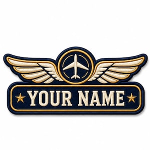 Può includere: Una toppa ricamata blu navy con un cerchio centrale contenente la sagoma di un aereo bianco, affiancata da due ali color crema. Sotto le ali si trova un banner rettangolare blu navy con il testo YOUR NAME in crema, affiancato da due stelle dorate.