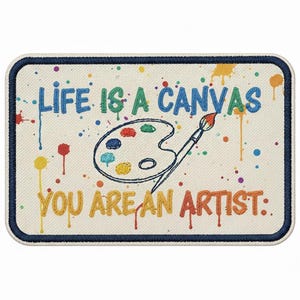 Op de afbeelding: Rechthoekige patch met een marineblauwe rand en de tekst "LIFE IS A CANVAS YOU ARE AN ARTIST:" in blauw en geel. Een verfpalet en penseel staan in het midden, met kleurrijke verfspatten.