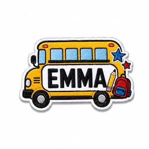 以下が含まれることがあります： 太い黒文字で「EMMA」と書かれた黄色いスクールバスの刺繍ワッペン。水色の窓、黄色い鉛筆、赤いバックパック、青と赤の星がデザインされており、全体が白い縁取りで囲まれています。
