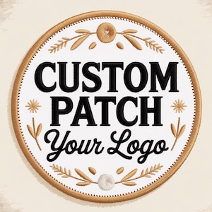 Könnte beinhalten: Runder, gestickter Aufnäher mit dem Text "CUSTOM PATCH Your Logo" in Schwarz auf weißem Grund. Er hat einen goldenen Rand und dekorative florale Stickereien.