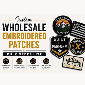 Może przedstawiać: Grafika promocyjna dla haftowanych naszywek na zamówienie w sprzedaży hurtowej z tekstem Custom Wholesale Embroidered Patches Bulk Order List. Kilka okrągłych, tarczowych i prostokątnych naszywek z motywami gór, flag i napisami.