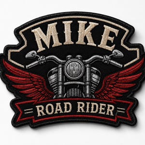 Puede incluir: Un parche bordado negro que muestra la vista frontal de una motocicleta con alas rojas. El texto MIKE está arqueado en la parte superior en beige, y el texto ROAD RIDER está centrado en una cinta roja en la parte inferior con costuras detalladas.