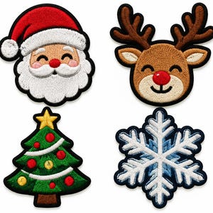 Könnte beinhalten: Ein Set aus vier bestickten Aufbügel-Patches mit weihnachtlichen Motiven: ein lächelnder Weihnachtsmann mit roter Mütze, ein braunes Rentier mit roter Nase, ein grüner Weihnachtsbaum mit roten und gelben Kugeln sowie eine weiß-blaue Schneeflocke.