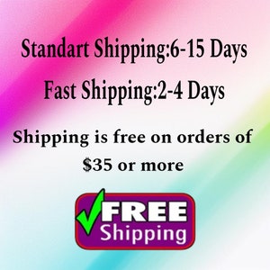 Pu&ograve; includere: Un grafico digitale con uno sfondo sfumato rosa, bianco e verde con testo nero che recita Standart Shipping: 6-15 Days, Fast Shipping: 2-4 Days, Shipping is free on orders of $35 or more, e un badge Free Shipping con un segno di spunta verde.