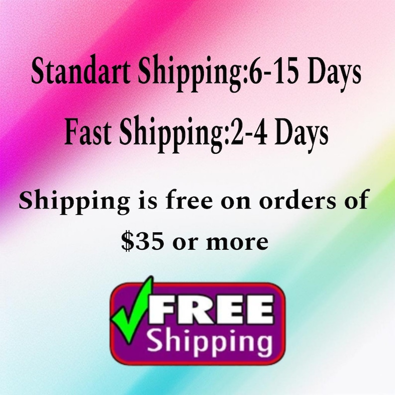 Pu&ograve; includere: Un grafico digitale con uno sfondo sfumato rosa, bianco e verde con testo nero che recita Standart Shipping: 6-15 Days, Fast Shipping: 2-4 Days, Shipping is free on orders of $35 or more, e un badge Free Shipping con un segno di spunta verde.