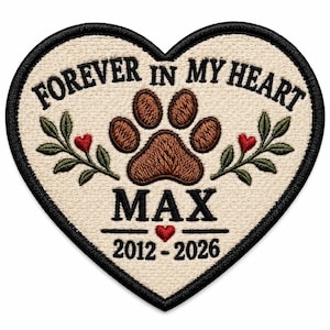 Può includere: Una toppa ricamata a forma di cuore con sfondo crema e bordo nero. Presenta un'impronta di zampa marrone, foglie verdi e piccoli cuori rossi. Il testo recita FOREVER IN MY HEART, MAX, e gli anni 2012-2026 in ricamo di colore nero.