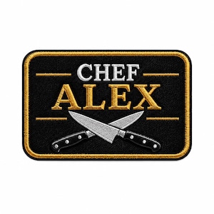 Può includere: Una toppa rettangolare ricamata con sfondo nero e bordo dorato. Il testo CHEF è in bianco e ALEX è in oro. Sotto il testo, due coltelli da chef argentati con manici neri sono incrociati a forma di X, centrati sulla toppa.
