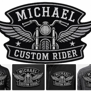 Op de afbeelding: Een zwarte geborduurde patch met een witte motorgrafiek met vleugels, de naam MICHAEL in een gebogen bovenste banner en de tekst CUSTOM RIDER in een onderste banner, met twee kleine witte sterren aan weerszijden van de motor.