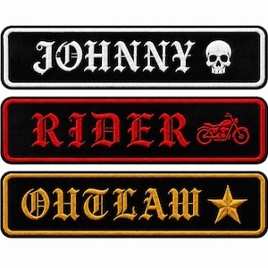 Op de afbeelding: Drie rechthoekige geborduurde patches met zwarte achtergronden en randen. De bovenste patch heeft witte tekst met JOHNNY en een schedelpictogram. De middelste patch heeft rode tekst met RIDER en een motorpictogram. De onderste patch heeft gouden tekst met OUTLAW en een ster.